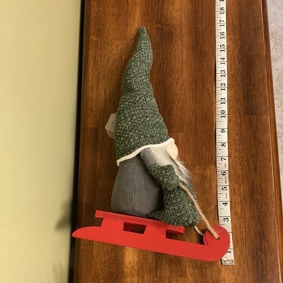 NEW WOODLAND COTTAGE WINTER GNOME ON RED WOODEN SLEIGH - Picture 7 of 11